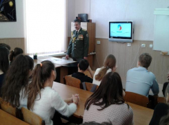 «Армейский чемоданчик» побывал в таганрогском лицее № 28