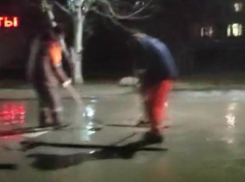 В Таганроге «красавцы» из ДСУ лопатами выгребают воду из латок, бросая туда асфальт
