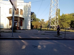 В Таганроге среди бела дня воруют забор с дорог