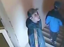 Наглые таганрогские воры обсудили кражу под камерой видеонаблюдения