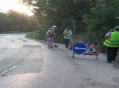 В Таганроге продолжаются работы по уборке автомобильных дорог