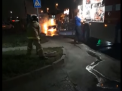 Таганрогские пожарные не смогли сразу потушить «Опель»