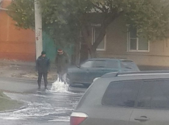 В Таганроге коммунальщики заливают катки на проезжей части