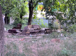 К выпускным не успели: свалки на местах гаражей вокруг школ Таганрога вывезут, но потом