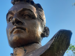 Старые раны разболелись у памятника герою в Таганроге 