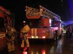 Многоквартирный дом ночью загорелся в Таганроге по улице Большой Бульварной