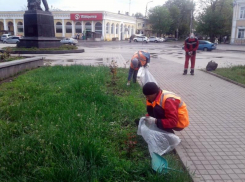 Коммунальные службы Таганрога поддержали инициативу таганрожцев обустроить клумбы у памятника Чехова
