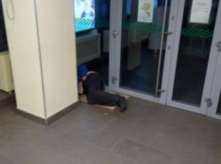 Жуткий запах мешает жителям Таганрога воспользоваться услугами банка