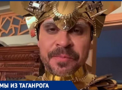 Элитные напитки, спортзал и мужчины в простынях– Павел Деревянко отметил юбилей на Родине в Таганроге