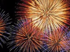 Брошенная в новогоднюю ночь петарда в толпу таганрожцев напугала ребенка и ранила отца