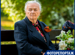 Веселые и нарядные таганрожцы весь день гуляли в парке в праздник Победы