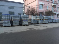 Сиротливо лежит плитка на Октябрьской площади Таганрога в ожидании нового подрядчика