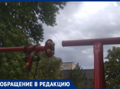 Детские качели в Таганроге пострадали от рук вандалов