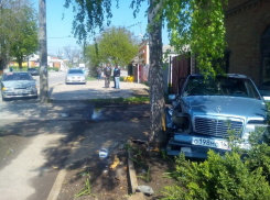 В Таганроге в результате ДТП иномарка застряла между домом и деревом