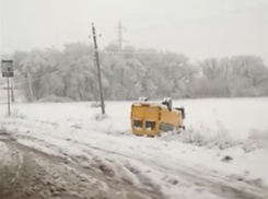 Под Таганрогом маршрутка вылетела в кювет и перевернулась