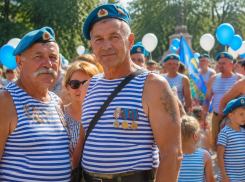 «Нет невыполнимых задач!»: в Таганроге ветераны ВДВ собрались у памятника генералу армии Василию Маргелову