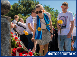 В Таганроге чиновники, предприниматели и студенты возложили цветы к памятнику Петру I