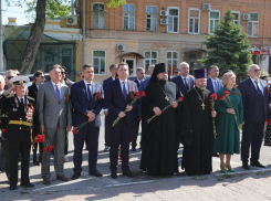 В Таганроге прошли торжественные церемонии возложения цветов