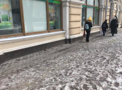Ни проехать, ни пройти – таганрожцы вновь потеряли снегоуборочную технику