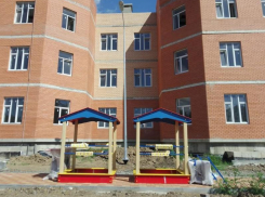 В Таганроге стали собирать площадку для детского сада, который откроют в декабре