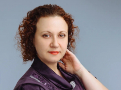 Воспитателя Ольгу Гурьеву поздравляют коллеги