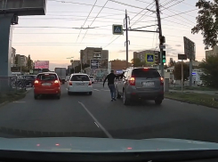 «Треш дня» - водительские разборки в Таганроге взорвали соцсети 