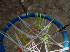 В таганрогских «Дубках» детям приходится самостоятельно чинить качели