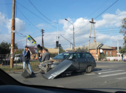 В «женском» ДТП в Таганроге пострадал дорожный знак