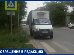 В Таганроге автохам перекрыл дорогу, устроил парковку у перехода