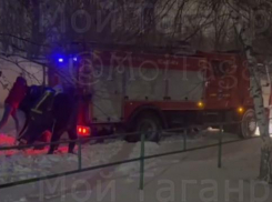 Пожарная машина застряла в снегу по пути к крупному возгоранию на окраине Таганрога