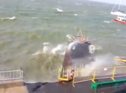 Шторм в Таганрогском заливе попал на видео