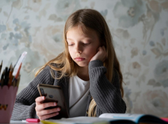 Таганрогским школьникам запретят телефоны на уроках
