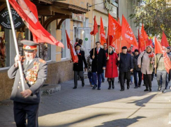 В Таганроге параду в честь Октябрьской революции досталось место на тротуаре