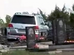 Внедорожник протаранил могилы Мариупольского кладбища Таганрога