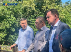 Замгубернатора проверил, как в Таганроге расчищают русло реки в Дубках