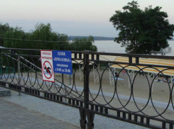 Пудовый  замок на вход к таганрогскому  пляжу средь светла дня, не только лишает возможности искупаться, но желания людей приезжать в Таганрог 