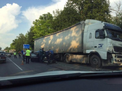 Под Таганрогом в ДТП с участием фуры погиб водитель