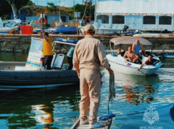 Поехали кататься, но забыли заправиться 6 мужчин в Таганрогском заливе