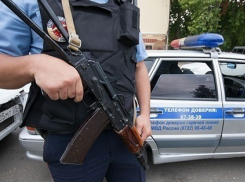 В Таганроге сотрудник ППС в шутку прострелил своему напарнику ногу