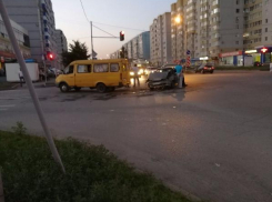 Столкновение маршрутного такси и легковушки в Таганроге произошло на глазах толпы пешеходов