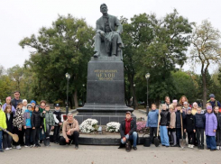 Юные хранители наследия: школьники Таганрога подарили цветы великому земляку