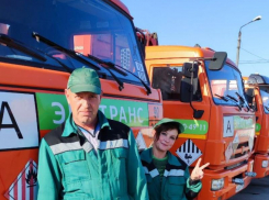 Работа команды водителя и рабочего мусоровоза, сложная, но очень важная