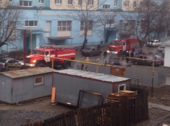 В Таганроге бдительные соседи спасли автомобиль от возгорания