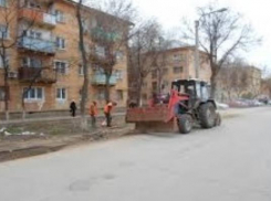 В Таганроге убирают прибордюрные участки дорог