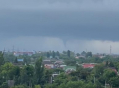 Смерч заметили горожане на берегу Таганрогского залива