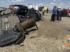 Двое пострадавших и машина-перевёртыш: крупное ДТП произошло под Таганрогом
