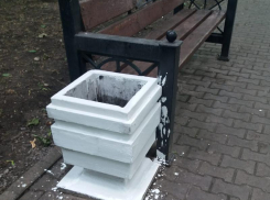 «Что за криворукие мастера?»: в Приморском сквере Таганрога обнаружили творение неизвестных «художников» 