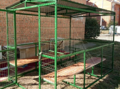 Вольером назвали таганрожцы беседку, установленную депутатом Селивановым