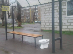 «Уникальный  сервис»  с белым унитазом в Таганроге на уличной остановке вдохновил горожан на  разговор