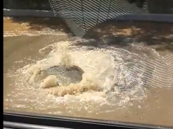 «Плавающие» люки не сдержали фонтан на обновленной улице Чехова в Таганроге